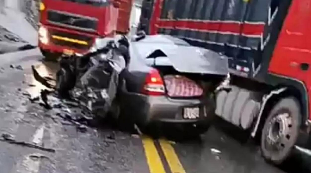 Choque de auto con tráiler deja 4 muertos en la Carretera Central [VÍDEO]