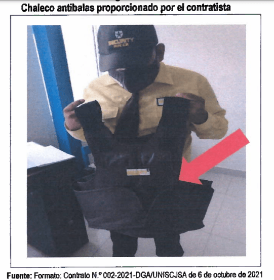 Vigilante muestra chaleco antibalas que no detendría ninguna bala.