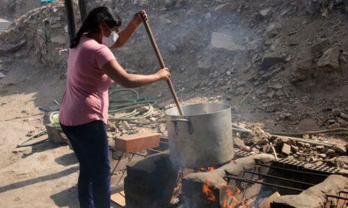 Frente al hambre, los pobres de Perú se unen con “ollas comunes”