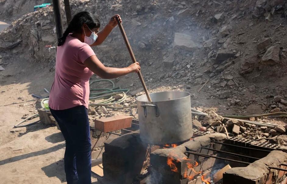 Frente al hambre, los pobres de Perú se unen con “ollas comunes”