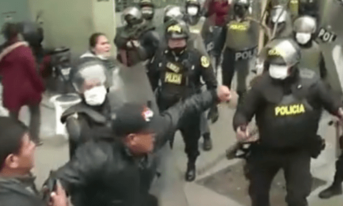 La policía utiliza la fuerza contra profesores y trabajadores en Lima. Enfrentamientos en las protestas antigubernamentales en Perú.