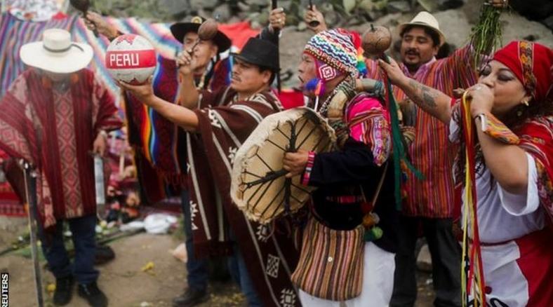 Los chamanes peruanos realizan una ceremonia para ayudar a su país a llegar al Mundial 2022
