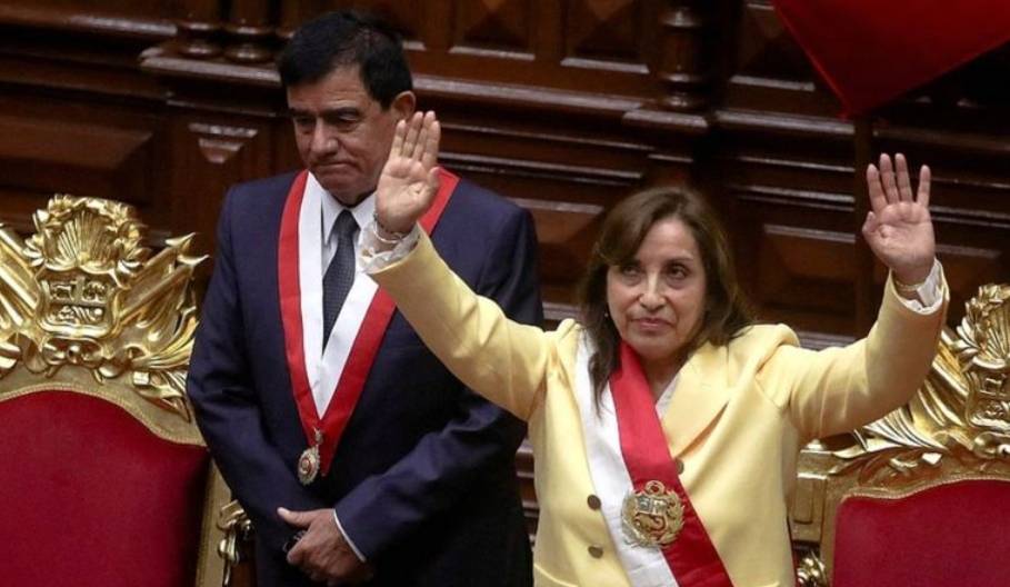 El presidente de Perú intentó disolver el Parlamento, pero fue destituido y detenido; primera mujer jefa de estado